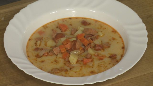 Kolbászos majorannás krumplileves