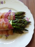 Cukkinibe és baconbe göngyölt zöld spárga