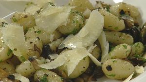 Déltiroli gombás gnocchi pirítva, sertés szűzpecsenyével, mentával
