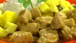 Pulykamell curryvel, gyömbéres mangóval és zöldborssal