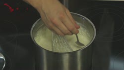 Kölespiskóta és a krém összeállítása