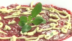 Carpaccio bazsalikomos mártással